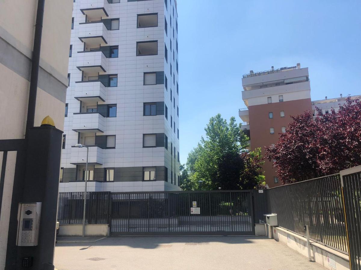 Sulla Metro 3 Gialla Maciachini Milán